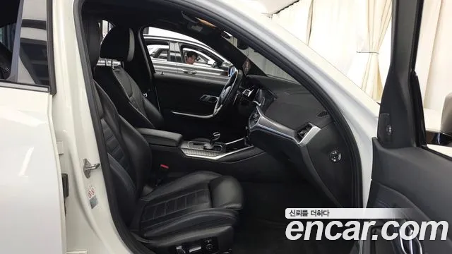 BMW 3-Series 2019 thumb 11
