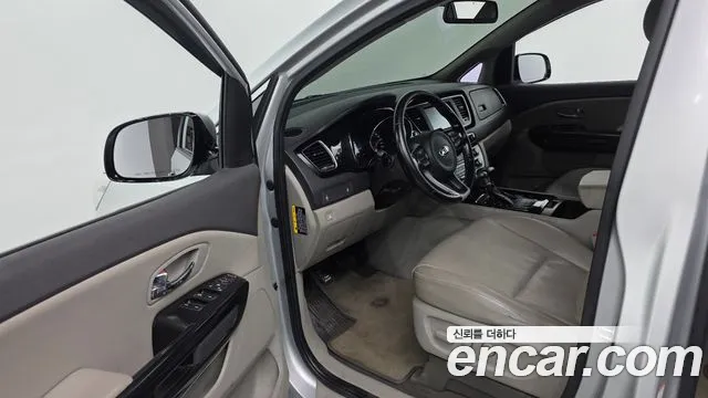 Kia Carnival 2016 thumb 10