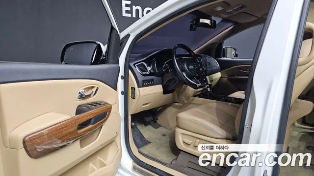 Kia Carnival 2017 thumb 10