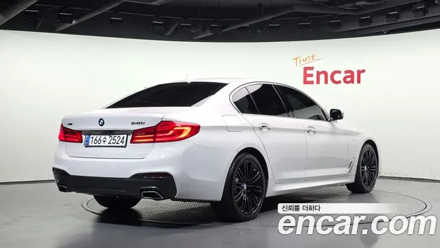 BMW 5-Series 2018 thumb 2