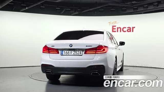 BMW 5-Series 2018 thumb 4