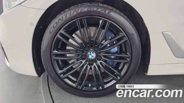 BMW 5-Series 2018 thumb 5