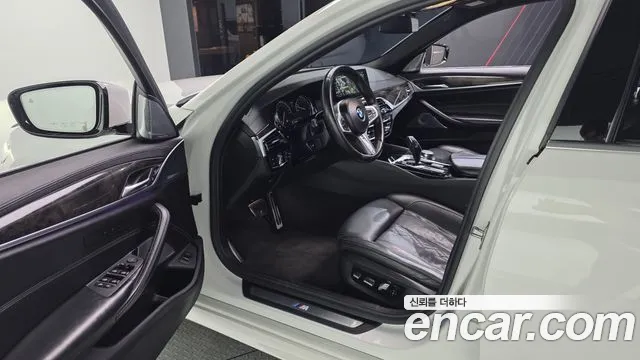 BMW 5-Series 2018 thumb 10