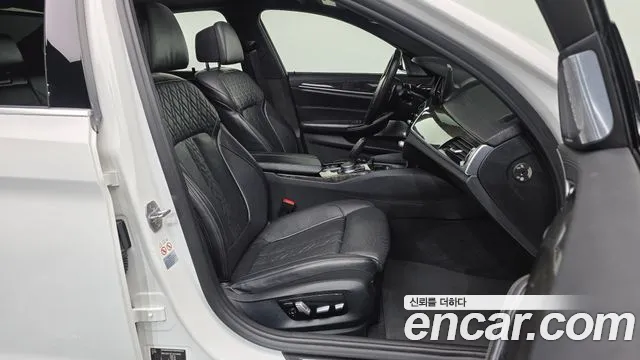 BMW 5-Series 2018 thumb 11