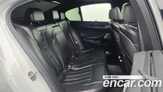 BMW 5-Series 2018 thumb 12