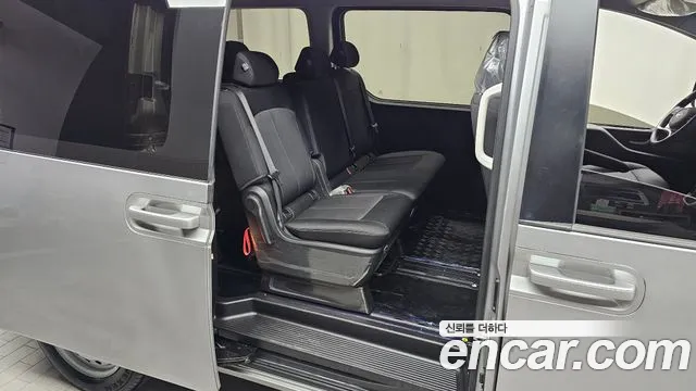 Hyundai Staria 2023 thumb 10