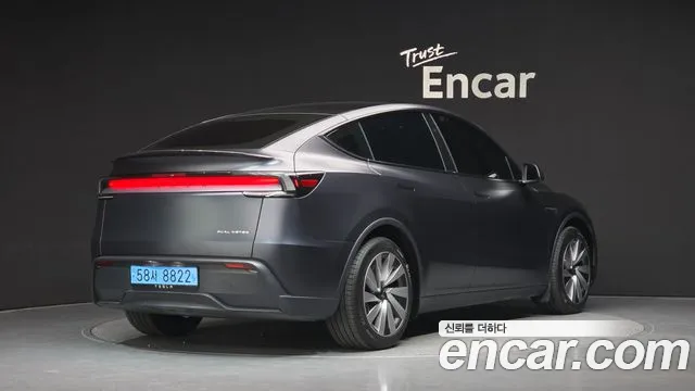 Tesla Model Y 2025 thumb 2