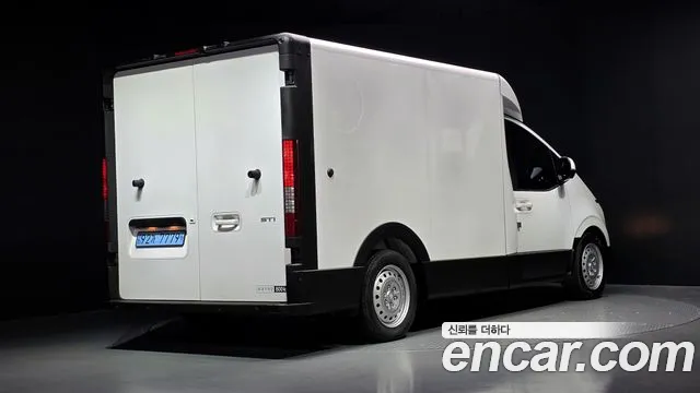 Hyundai Staria 2024 thumb 2