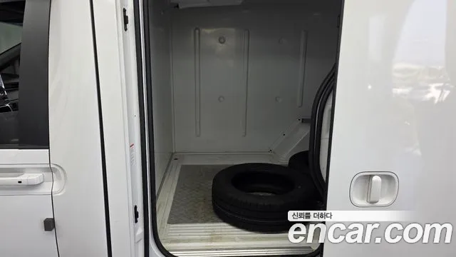 Hyundai Staria 2024 thumb 11