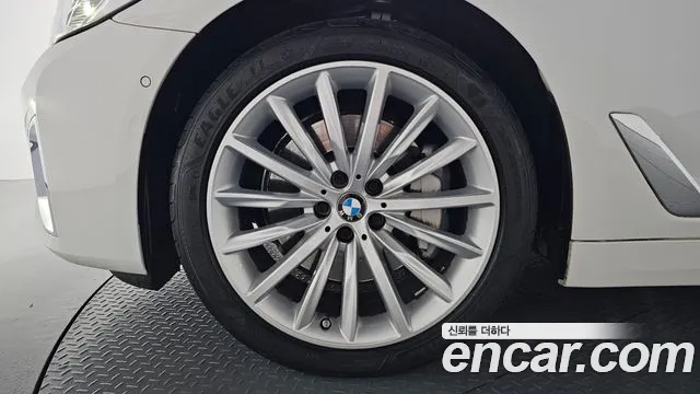 BMW 5-Series 2023 thumb 4