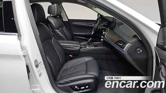 BMW 5-Series 2023 thumb 10
