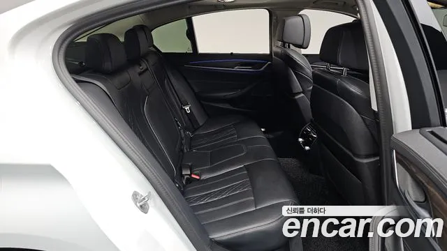 BMW 5-Series 2023 thumb 11