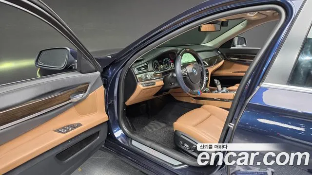 BMW 7-Series 2012 thumb 10