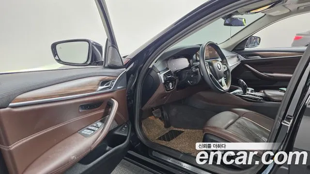 BMW 5-Series 2022 thumb 10