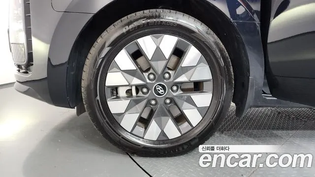Hyundai Staria 2023 thumb 5