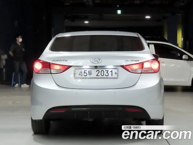 Hyundai Avante 2010 thumb 4