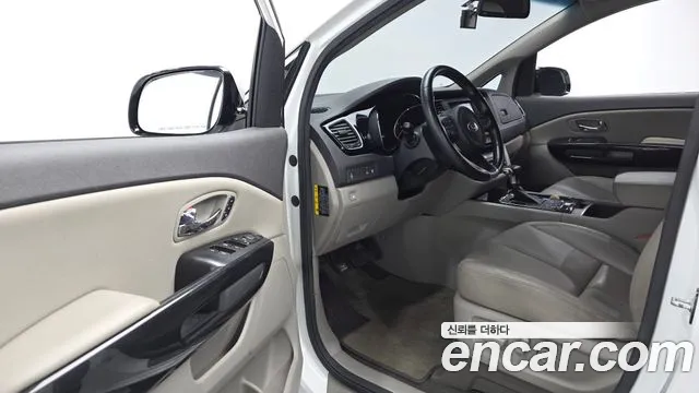 Kia Carnival 2017 thumb 10