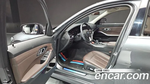BMW 3-Series 2021 thumb 9