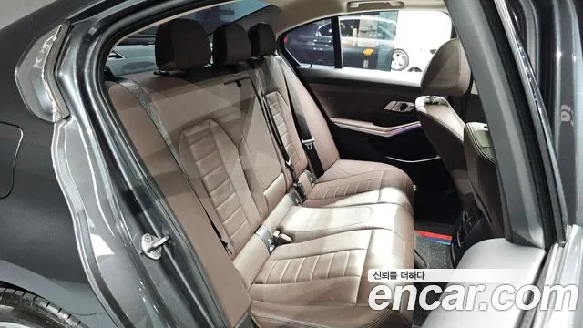 BMW 3-Series 2021 thumb 10