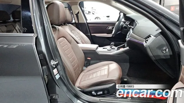 BMW 3-Series 2021 thumb 11