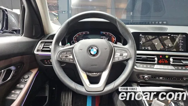 BMW 3-Series 2021 thumb 12