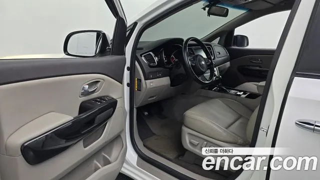 Kia Carnival 2015 thumb 10
