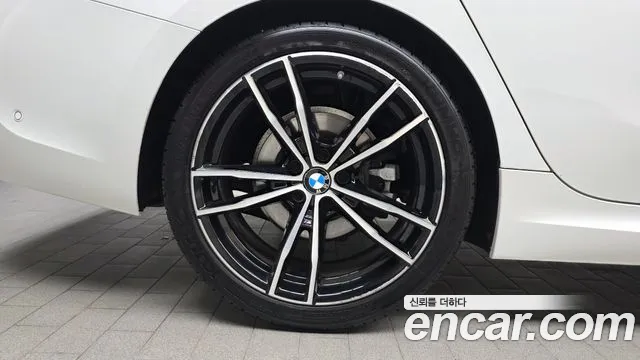 BMW 3-Series 2022 thumb 4
