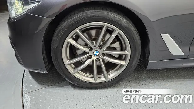 BMW 5-Series 2017 thumb 5