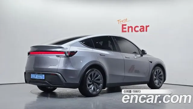 Tesla Model Y 2026 thumb 2