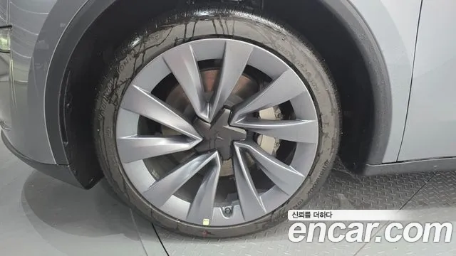 Tesla Model Y 2026 thumb 5