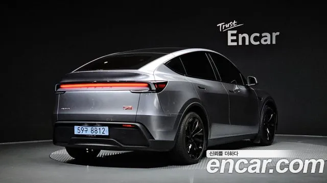 Tesla Model Y 2025 thumb 2