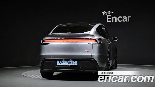 Tesla Model Y 2025 thumb 4