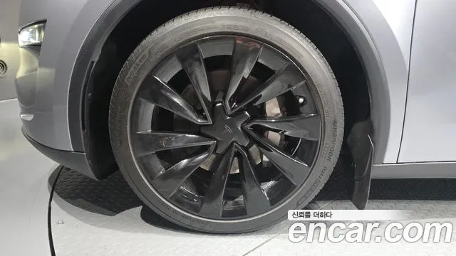Tesla Model Y 2025 thumb 5