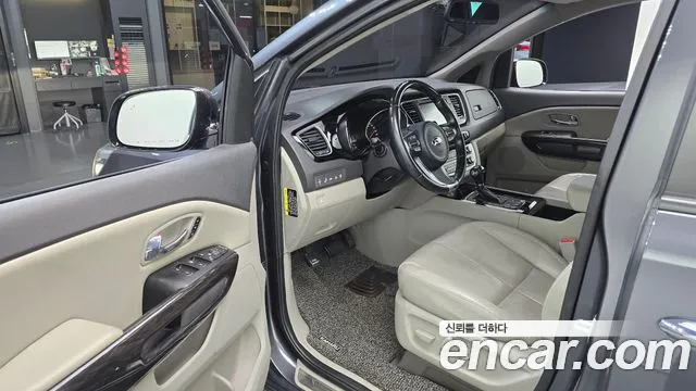 Kia Carnival 2015 thumb 10