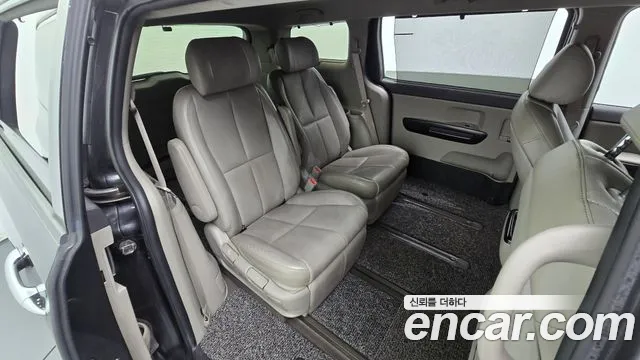 Kia Carnival 2015 thumb 11
