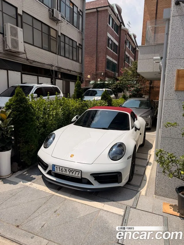 Porsche 911 2023 thumb 3
