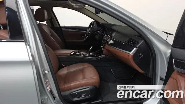 BMW 5-Series 2016 thumb 11