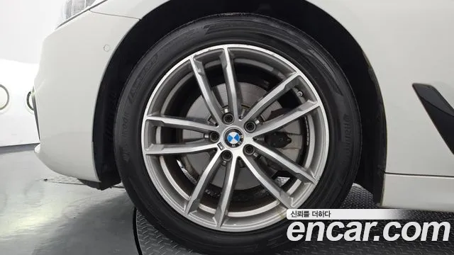BMW 5-Series 2017 thumb 4
