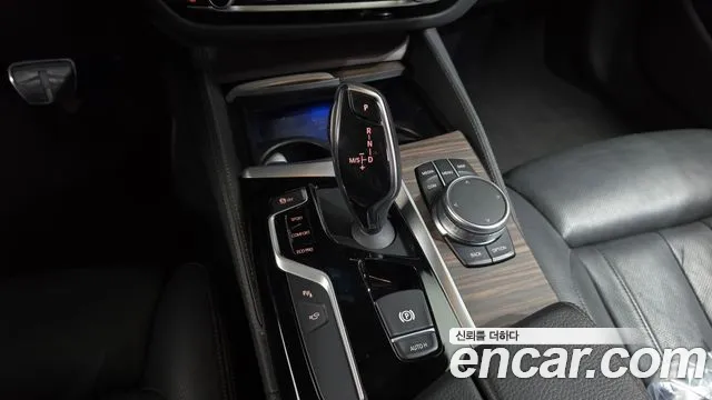 BMW 5-Series 2017 thumb 8