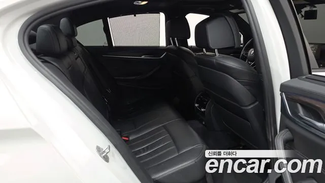 BMW 5-Series 2017 thumb 10