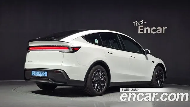 Tesla Model Y 2026 thumb 2