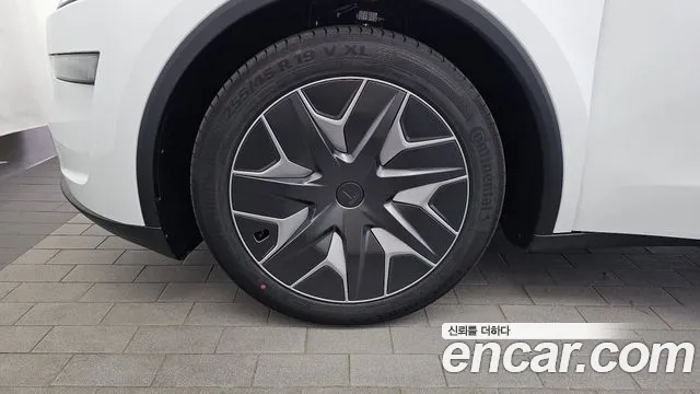 Tesla Model Y 2026 thumb 5