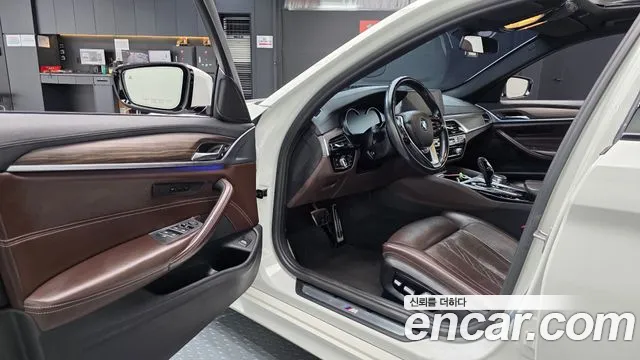 BMW 5-Series 2017 thumb 9