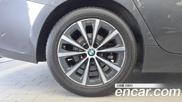 BMW 3-Series 2019 thumb 5