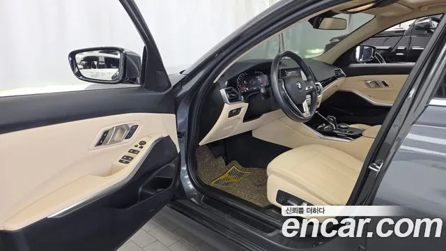 BMW 3-Series 2019 thumb 10