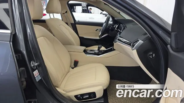 BMW 3-Series 2019 thumb 11