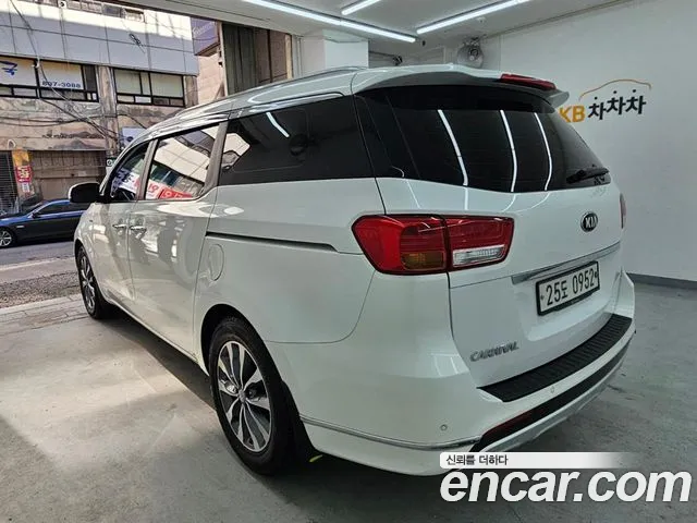 Kia Carnival 2016 thumb 3