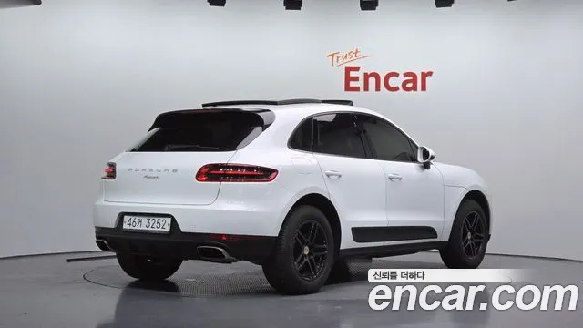 Porsche Macan 2017 thumb 2