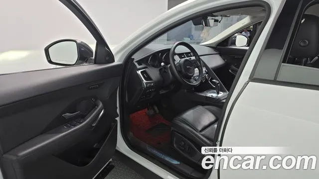 Jaguar E-Pace 2019 thumb 10