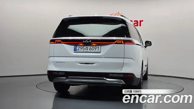 Kia Carnival 2023 thumb 4